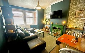 Stylish And Artistic Flat In Southend On Sea - 2 Double Bedrooms, Free On-Street Parking
